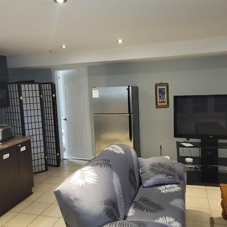 Lovely Guest Entire Apartment Minutes From Ottawa Airport Экстерьер фото